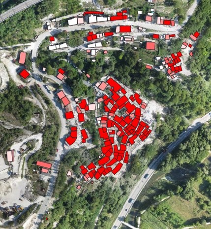 The DEEP application indicates the spectrum of damage to the houses starting with red (destroyed), dark pink (very heavy damage), light pink (substantial to heavy damage), off-white (moderate damage) and white (undamaged). Photos: Polytechnic of Turin and WFP.
